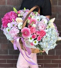 Композиция солнечный день в Донском Ставропольского края Цветочная композиция из Розы, Хризантемы, Пионы и Лизиантусы в корзине в Донском Ставропольского края