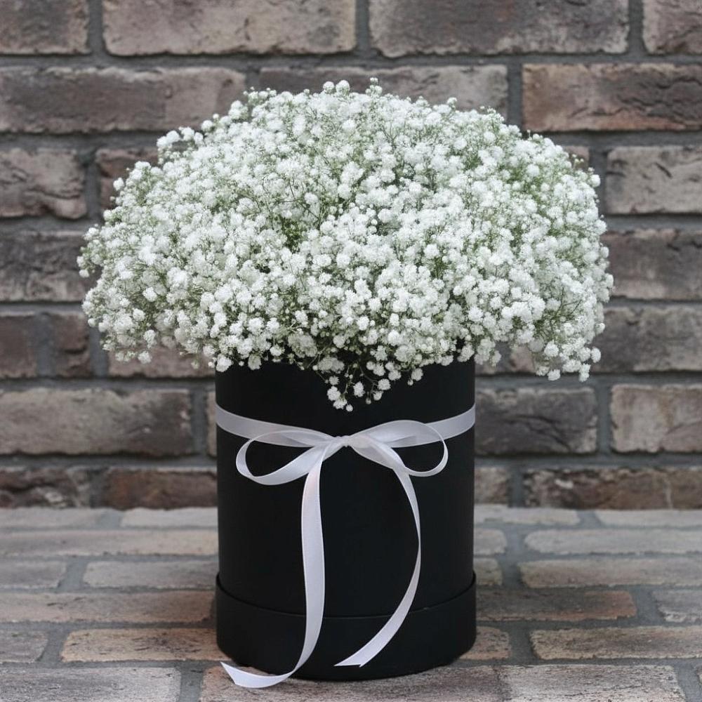 Цветочная композиция из Гипсофила в шляпной коробке в Донском Ставропольского края