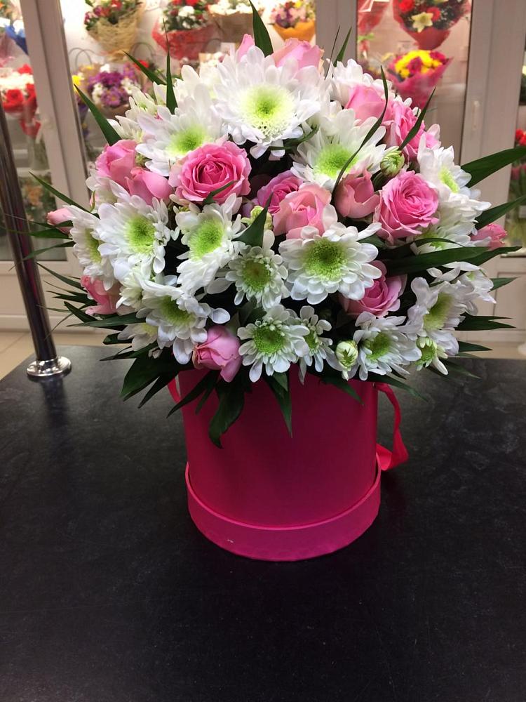 Цветочная композиция из Розы и Хризантемы в шляпной коробке в Донском Ставропольского края