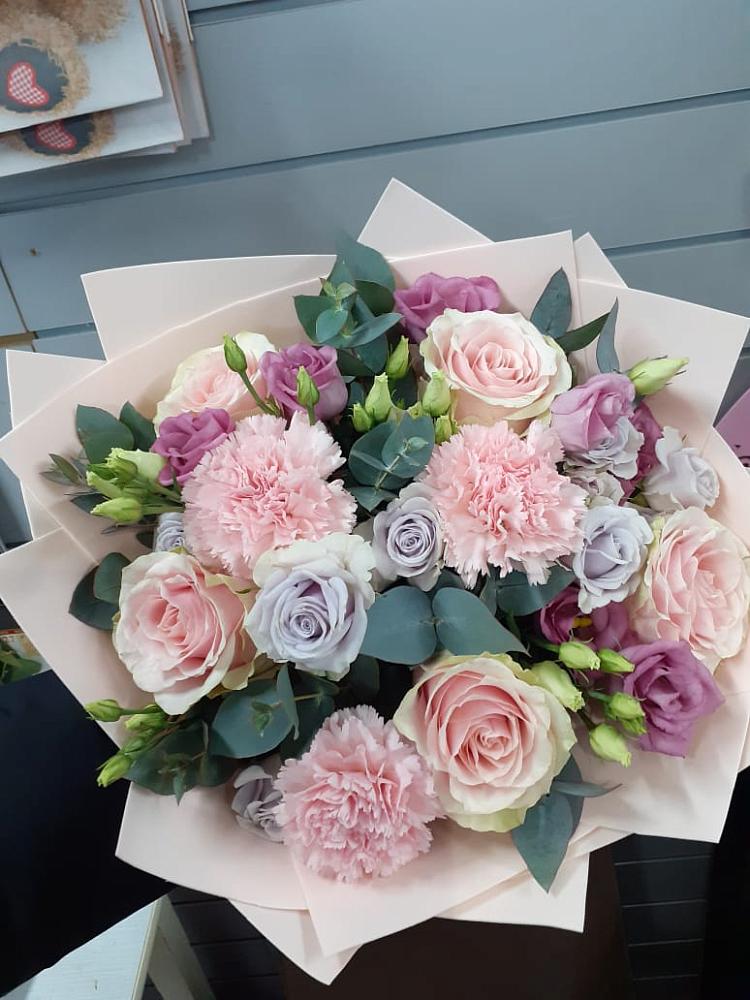 Букет цветов из: Розы, Гвоздики и Лизиантусы в Донском Ставропольского края